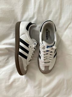 Addis Samba, Sambas Outfits, Best Shoes For Women, Samba Outfit Ideas, Samba White, Snicker Shoes, Jean Beige