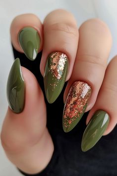 Get into the autumn spirit with these gorgeous olive green nails featuring intricate copper glitter patterns. Perfect for showcasing your fall nail ideas. Visit nailhow.com for more stunning fall nails 🍂💖 Fall Nail Glitter, Glazed Color Nails, Olive Green Dip Nails, Orange And Green Nails Acrylic, Nail Green Design, Fall Nails With Green, Green And Copper Nails, Autumn Glitter Nails, Fall Nails With Gold Flakes