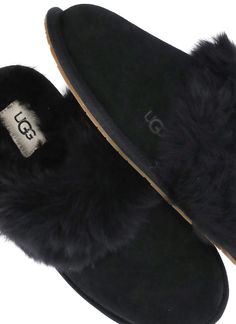 - Black Ugg leather slippers for woman - Round toe - Tone on tone side embossed logoComposition: 100% Calf Leather Lining:, 100% Shearling Sole:, 100% Rubber Classic Sheepskin Slip-on Slippers, Classic Indoor Slippers, Classic Sheepskin Slippers With Round Toe, Luxury Slippers With Leather Footbed And Round Toe, Classic Shearling Slip-on Slippers, Luxury Slippers With Leather Footbed, Luxury Leather Footbed Slip-on Slippers, Classic Slippers With Sheepskin And Suede Lining, Classic Sheepskin Slippers With Suede Lining