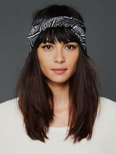 Idées coiffure, comment nouer porter foulard pour cheveux longs et mi longs, se coiffer et attacher un foulard dans les cheveux longs lisse et bouclés. Forehead Headband, Choppy Bangs, Headband Wrap, Estilo Hippy, Beauty Regime, Bandana Hairstyles, Long Bob