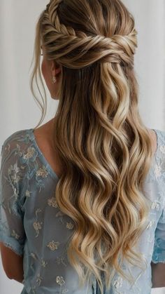 Half Up Half Down Styles, Hairstyles 15, Grad Hairstyles, Prom Hairstyle Ideas, Half Up Half Down Prom, Bridesmaid Hair Inspo, Formal Hairstyles For Long Hair, Prom Hairstyle, Giving People