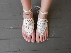 Dscn1149_small2 Burlap Wedding Ideas, Barefoot Sandals Wedding, Butterfly Crochet, Beach Wedding Jewelry, Crochet Barefoot Sandals, Beach Wedding Shoes, Yoga Shoes, Sandals Patterns, Ring Pillows