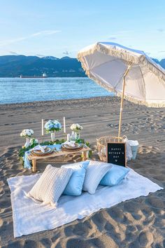 Blue-themed luxury picnic on the beach. Romantic Beach Picnic, Beach Picnic Party, Picnic Party Decorations, Luxury Picnic, Dream Dates, Beach Proposal, Picnic Theme, Picnic Inspiration, Picnic Decorations