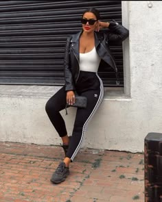 Adidas Leggings Outfit, Looks Adidas, Neue Outfits, Legging Outfits, Leggings Outfit, Sporty Outfits, Ladies Dress Design, Mode Inspiration, Fashion Mode