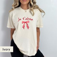 Crafted on comfort colors shirts and sweatshirts this design features French wording saying " Je T'aime " that means "i Love you". This cozy vibes shirt would make an awesome gift to coquette girly for her Paris travel. Welcome to Happy Pret!  Before you confirm your purchase, do take a moment to review the product images. This will help ensure the shirt's size, color, and design match your expectations. We prioritize your satisfaction! Ordering in bulk? Simply select your desired number and add Pre-shrunk Cotton Top For Valentine's Day, Cotton Pre-shrunk Tops For Valentine's Day, Cute Text Print Tops For Valentine's Day, Valentine's Day Letter Print Crew Neck Shirt, Cute Relaxed Fit Top For Valentine's Day, French Coquette, Coquette Shirt, Paris Shirt, Paris T Shirt