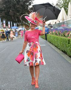 High-spirited ladies donned their finery for Ladies Day at the equestrian event and sheltered under colourful umbrellas as they arrived at York races on Thursday Luxury Pink Top Hat For Races, Pink Hats For Spring Races, Darby Day Races Fashion, Cheltenham Races Aesthetic, Melbourne Cup Fashion, Royal Ascot Races, Tack Shop, Race Day Outfits