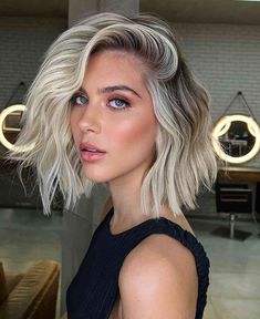 Bangs Long Bob, Mid Length Hairstyle, Chin Bob, Hairstyle With Layers, White Blonde Hair Color, Haircuts Mid Length, Haircuts Medium Length, Cool Blonde Hair Colour, Medium Length Hairstyle