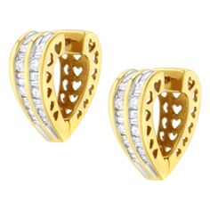 Estos pequeños y modernos aretes de diamantes son el regalo perfecto para cualquier ser querido. Creada en oro amarillo y blanco de 14k, esta hermosa pieza tiene diseños en forma de corazón grabados en su base. Con un peso total de diamante de 1 qt., estos aros exhiben impresionantes diamantes redondos y de talla baguette en un engaste de canal. Gold Baguette Cut Huggie Earrings For Anniversary, Baguette Diamond Huggie Earrings For Anniversary, Baguette Cut Diamond Huggie Earrings For Anniversary, Baguette Diamond Huggie Earrings As Gift, Gift Diamond Huggie Earrings With Baguette Diamonds, Baguette Cut Diamond Accented Huggie Earrings For Anniversary, Anniversary Huggie Earrings With Baguette Diamonds, Luxury Baguette Diamond Huggie Earrings For Anniversary, Huggy Earrings