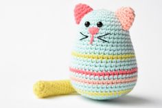 a crocheted cat with a pink bow on it's head and tail