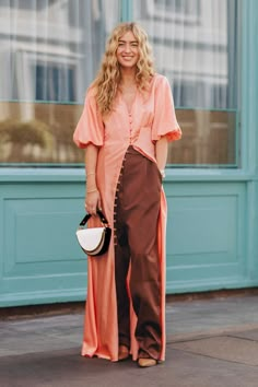 Dress Over Pants, Creative Outfits, London Fashion Weeks, Circle Bag, Looks Street Style, Street Style Summer, Fashion Weeks, Mode Inspo, Hello Spring