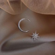 Twinkle Star & Moon Asymmetric Stud Earrings - LOW STOCK! Long Pearl Earrings, Moon And Star Earrings, Asymmetrical Earrings, Crystal Fashion, Elegante Casual, Star Earrings Stud, Star Moon, Moon Earrings, Girls Jewelry