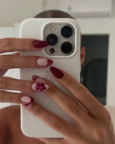 Red Nail Fall, Berry Fall Nails, Old Money Nails Short 2024, Sydney Sweeney Nails, Nails Late Summer, Maroon And Pink Nails, London Nails Designs, Pretty Red Nails Acrylic, Aesthetic Nails Fall