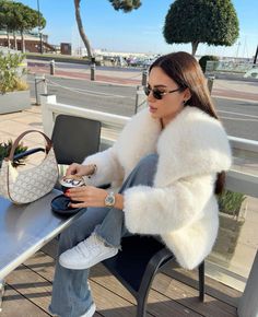 November Outfits, Jae Suk, Trench Coat Outfit, Sleek Dress, Oufits Casual, Business Outfits Women, Creative Freedom, Look Of The Day, Fur Coats Women