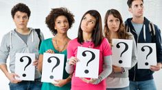 a group of people holding signs with question marks on them and the words mi hijo no sabe que estudiar