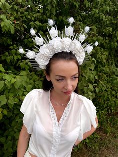 White roses Halo Crown with text BRIDE or silver simple halo crown. Great for Bachelorette party for Bride to be. Beautiful Halo Crown decorated with white roses for the Goddess. You can call it Sun Halo, Goddess crown, Queen crown, Bride tiara, Fairy crown. It works well as wedding crown. You will receive many compliments ! The crown is made of zip ties. It is piece of hand work. It will be great for amazing photoshoot, for wedding, bachelorette party, bridal shower One size fits most people, i Photoshoot For Wedding, Crown For Bride, Sun Halo, Crown Bride, Crown Queen, Goddess Crown, Bridal Halo, Fairy Crown, Halo Crown