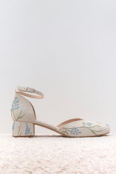 Wedding shoes 'Jasmine' is handcrafted in soft ivory suede and has elegant handmade blooming bluebonnet embroidery that can be customized to your preference! The heel measures 4.5 cm / 1.8 inches. These wedding shoes are designed with a V-notched vamp (v-cut) and closed-toe, making bridal sandals more elegant and special. Inside there is a soft Memory foam insole, which gives a feeling of additional comfort when walking. Tunit outsole is made of a mixture of leather chips and rubber, it's more wear-resistant than leather and more durable. This type of outsoles is great for countries with rainy climates. Also, we use soft natural upper materials that wear well and take the shape of the foot. OUR SHOES ARE MADE-TO-MEASURE ONLY. We start to craft the shoes only after you place the order. Plea Flat Wedding Shoes For Bride Boho, Boho Wedding Shoe, Embroidered Bridal Shoes, Bluebonnet Embroidery, Wedding Block Heels, Outdoor Wedding Shoes, Casual Wedding Shoes, Boho Wedding Shoes, Wedding Shoes Vintage