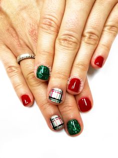 Natural Nails Manicure Christmas, Xmas Plaid Nails, Tartan Plaid Nails, Plaid Nail Art Christmas, Christmas Nail Short Nails, Xmas Nails Short Natural, December Nails Christmas Short, Plaid Christmas Nail Designs