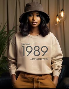 Birthday Sweatshirt Ideas, Cute Outfits For Black Women, Sweat Shirts Women Outfit, Birthday Outfit Ideas For Women Classy, Women’s Fashion, Nude Outfit Ideas, Black 70s Fashion, Oversized Crewneck Outfit, Thanks Giving Outfits Women