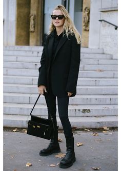 Combat Boots Street Style, Models Outfits, Chunky Chelsea Boots, Minimalist Dresses, Looks Street Style, Street Style Paris, All Black Outfit