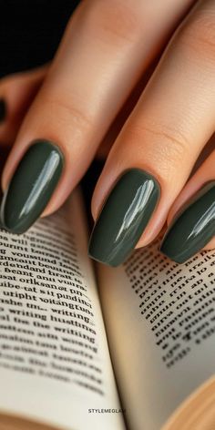 31 Popular Fall Nail Ideas that Scream Cozy Autumn Vibes Green Nail Designs, Fall Acrylic Nails, Fall Nail Colors, Summer Nails Colors, Cozy Autumn, Neutral Nails