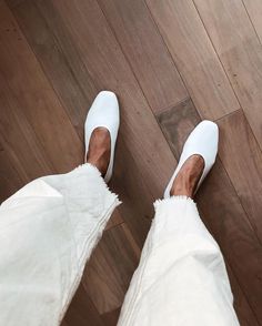 Vanessa Hong в Instagram: «Just found my fave everyday shoes...eco-conscious @essenthelabel» Vanessa Hong, Luxury Footwear, Everyday Shoes, The Foundation, Eco Conscious, Luxury Shoes, Heeled Mules, Designer Shoes, Timeless Design