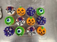 cupcakes decorated to look like halloween decorations