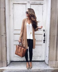 Fall outfit - camel cardigan, white tank, skinny jeans, leopard print flats and camel Celina bag Mode Over 50, Winter Cardigans, Winter Business Outfits, Fest Outfits, Trendy Business Casual, Black Outfits, Casual Work Outfit, Mode Casual