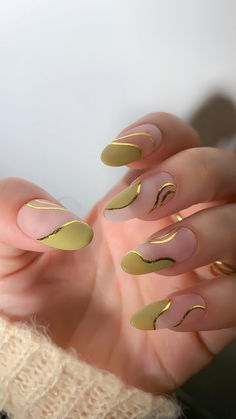 Lines Nails Art, Line Art Design On Nails, Graphic Line Nails, Gold Line Art Nails, Nail Art With Gold Lines, Nail Art Gold Line, Fun Gold Nails, Gold Wavy Nails, Gold Nail Accent