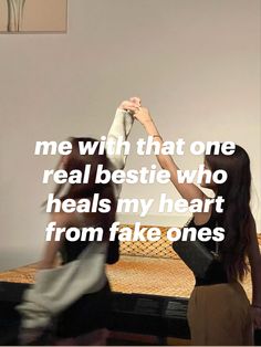 two women standing in front of a bed with the words, me with that one real bestie who heals my heart from fake ones