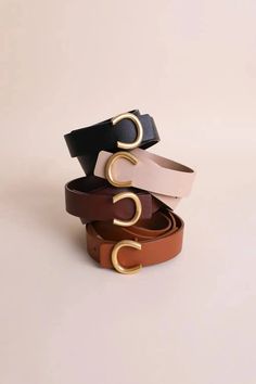 When was the last time you upgraded your belt? Get a classic, minimal look with our Minimalist Gold Horseshoe Buckle Belt. Available in 4 colors. 100% Genuine Leather Size: 43" x 2" *Available at our Rehoboth Beach Location or Online Equestrian Belts, Flower Kimono, Womens Leather Belt, Sleek Dress, Gold Belts, Western Belts, The Minimalist, Buckle Belt, Shoe Style