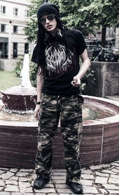 guapos hombres metaleros metalhead gothic estilos oskar pendiente Metalhead Men Outfit, Metal Guy Outfit, Male Metalhead Outfit, Metalhead Outfit Ideas, Emo Style Men, Metalhead Style, Punk Outfits Men, Metalhead Guy