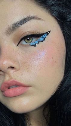 Natural Fantasy Makeup, Butterfly Aesthetic Makeup, Face Paint Eyeliner, Butterfly Makeup Hooded Eyes, Edgy Fairy Aesthetic, Graphic Liner Aesthetic, Animal Eye Makeup, Cool Makeup Looks Creative Easy, Festival Eyeliner