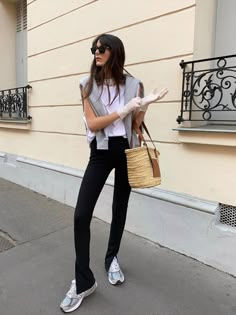 Leia Sfez, Estilo Kardashian, New Balance 990, Tank Top Outfits, Legging Outfits, Balance Sneakers, Looks Street Style, Style Inspiration Summer