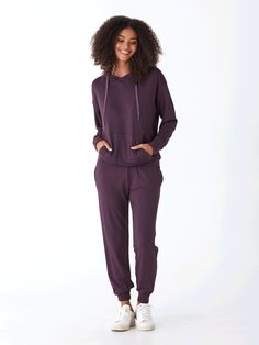 Made from our signature FeatherLoop Fleece, the Madge Pullover Hoodie is one of the coziest sweatshirts you'll ever wear. With a relaxed fit, hoodie and pockets this is perfect to pair with any of our ultra soft leggings and your favorite sneakers for a beyond comfy and casual look. Hoodie Xxl, Soft Leggings, Cozy Sweatshirts, Romper With Skirt, Sweater And Shorts, Active Wear Tops, Long Sleeve Sweatshirts, Sweater Jacket, Casual Look