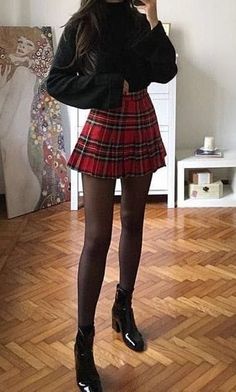 Korean Christmas outfit: red plaid mini skirt Faldas Rojas Outfit, Red Plaid Skirt Outfit, Checked Skirt Outfit, Ideas Disfraz, Red Skirt Outfits, Summer Outfit For Teen Girls, Plaid Skirt Outfit