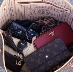 Classy Purses, Inside My Bag, Perfect Purse, What In My Bag, Donatella Versace, Louis Vuitton Wallet, Lv Wallet