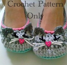 there is a pair of crocheted slippers with cat ears on the bottom