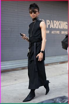 Were you born to die, or are you high by the beach? Non Binary Fashion, Mens Fashion Week Street Style, Androgynous Outfits, Gender Fluid Fashion, Androgynous Look, Mid Century Fashion, Fashion Week 2018, Mens Fashion Week