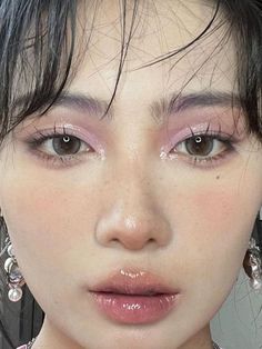 glitter eyeshadow look: soft pink Makeup Looks Shiny, Douyin Makeup Single Eyelid, Pink Chinese Makeup, Girly Soft Makeup, Pink Cool Tone Makeup, Pink And Gold Douyin Makeup, Douyin Makeup Peach, Light Pink Douyin Makeup, Ethereal Douyin Makeup