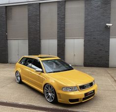 a yellow car parked in front of a building