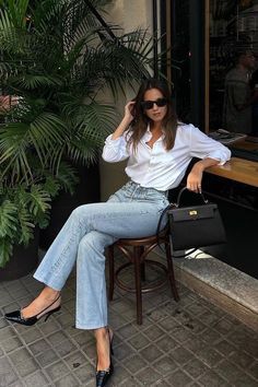 Outfit Ideas With Jeans Casual, Casual Outfit Heels, Semi Casual Date Night Outfit, Elegant Outfit Jeans, Casual Heel Outfits, Casual Heels With Jeans, Heels On Jeans, Jean Heels Outfit, Outfits With Jeans And Heels