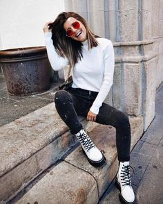 a white turtleneck, black skinnies and white combat boots for a casual look with a bit of grunge Outfits With White Doc Martens, Culotte Outfit