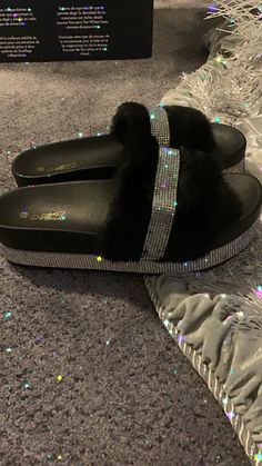 Fabulous Black Glitter Slippers!   Spend your holidays relaxing in the most fabulous glitter sandals/slippers. Complete Luxury! Glitter Slippers, Slippers Fluffy, Glitter Slides, Shoes Slides, Sparkle Sandals, Fluffy Slippers, Slippers Black, Simple Black Dress, Black Slippers