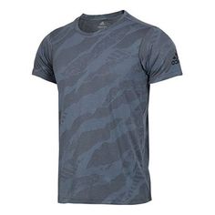 adidas freelift eng ja STYLE cz5442 COLOR GRAY, BLACK A SOFT LIGHTWEIGHT TEE MADE TO MANAGE MOISTURE. Power through push-ups and pull-ups in this training t-shirt. Done in soft and stretchy fabric this lightweight tee is made to wick moisture and help you stay dry for every rep.  Bett The supportive stay-put fit and a droptail hem combine to keep you covered during rigorous workouts. Adidas Logo Athletic Fit Short Sleeve Activewear, Adidas Activewear With Athletic Fit And Short Sleeve, Adidas Moisture-wicking Activewear For Streetwear, Adidas Moisture-wicking Activewear, Adidas Moisture-wicking Functional Activewear, Adidas Moisture-wicking T-shirt For Training, Adidas Sportswear T-shirt For Training, Adidas Breathable Sports Tops, Adidas Breathable Training Tops