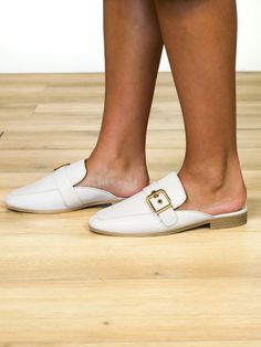 Model is wearing white leather mules with gold buckle strap. Outfit Comfortable, Short Denim Skirt, Step Back, Leather Mules, Flat Boots, Sneaker Heels, Back In Time, Hat Hairstyles, Flat Sandals