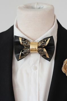 Check out this item in my Etsy shop https://www.etsy.com/listing/1346660725/black-and-gold-mens-bow-tie-for-men Gold Tux, Gold Bowtie, Leather Bowtie, Bow Tie Men, Black And Gold Outfit, Gold Tuxedo, Masquerade Prom, Blue Couch