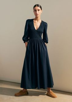 A shirred bodice and feminine V-neckline add interest to ME+EM's Navy Slub Cotton V-neck Maxi Dress's minimalist silhouette, cementing it in both your AM and PM outfit solutions. Shop now. Navy Dress Wedding Guest, Navy Dress Wedding, Fashion Me, Jersey Maxi Dress, Bias Cut Dress, Dress Wedding Guest, Womenswear Fashion, Minimalist Dresses, Maxi Shirt Dress