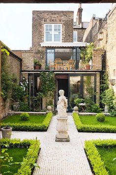 Italianate Garden Style | Italian Garden Design Ideas | House & Garden Townhouse Garden, Courtyard Gardens Design, London Garden, Italian Garden, City Garden, Small Space Gardening, Small Garden Design, Courtyard Garden