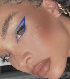 Blue Eyeliner Makeup, Disco Makeup, Club Makeup, Metallic Eyeliner, Concert Makeup, Rhinestone Makeup, Minimalist Makeup, Neon Makeup, Simple Eyeliner