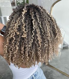 New Hairstyles for Long Hair with Bangs that Will Surprise You Curly Hair Color Ideas, Curly Hair Color, Curly Highlights, Dyed Hair Inspiration, Colored Curly Hair